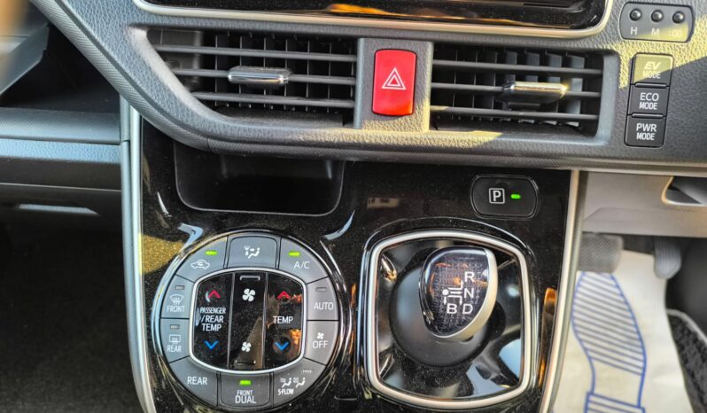 Toyota Voxy 1.8 Hybrid 2021(70) 7 Seats 5dr MPV ULEZ Free (Fresh Import, Finance Available) full